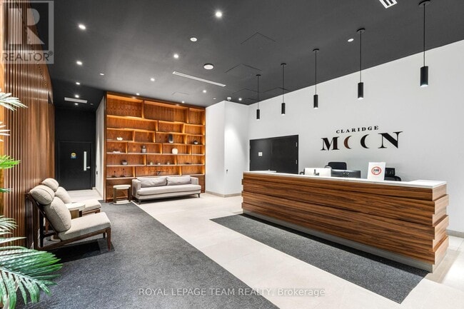 Building Photo - 340 Queen St