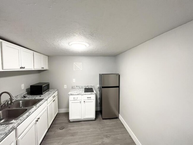 Building Photo - 921 Princeton Ave S