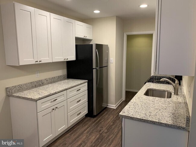 Foto del edificio - Newly Renovated Mclean Condo with ample sp...
