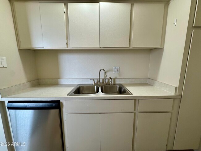 Foto del edificio - 7625 E Camelback Rd