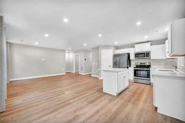 Building Photo - 113 W Spring Dr