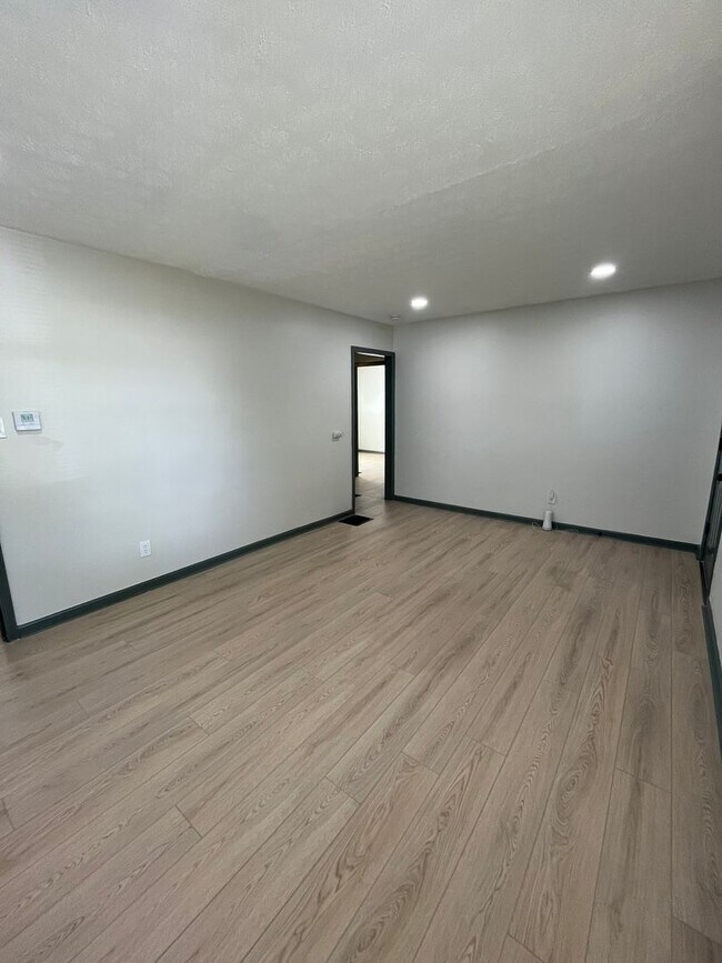 Foto del edificio - Beautifully Renovated 3BR Home with Modern Finishes & Spacious Living Areas