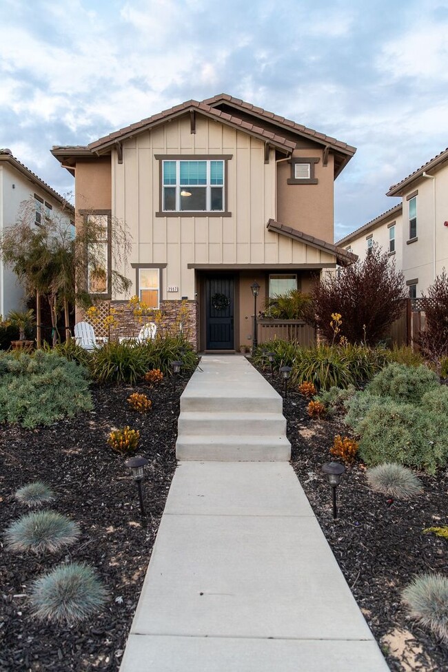 Building Photo - Newer 3 Bed, 2.5 Bath Sea Haven Home for L...