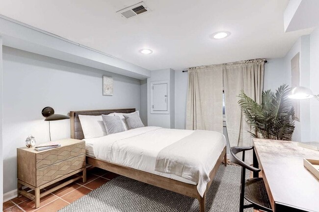 Foto del edificio - Full room in 5-bed/3.5-bath Home