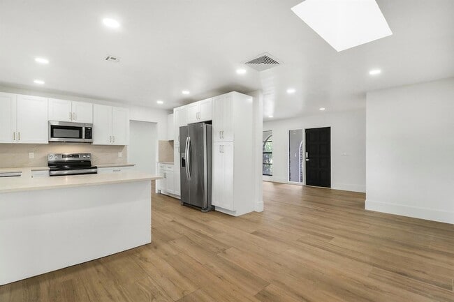 Photo - 1009 Alamanda Dr House