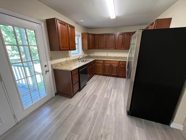 Building Photo - 2/2.5 Brick Home in the Heart of Batesville