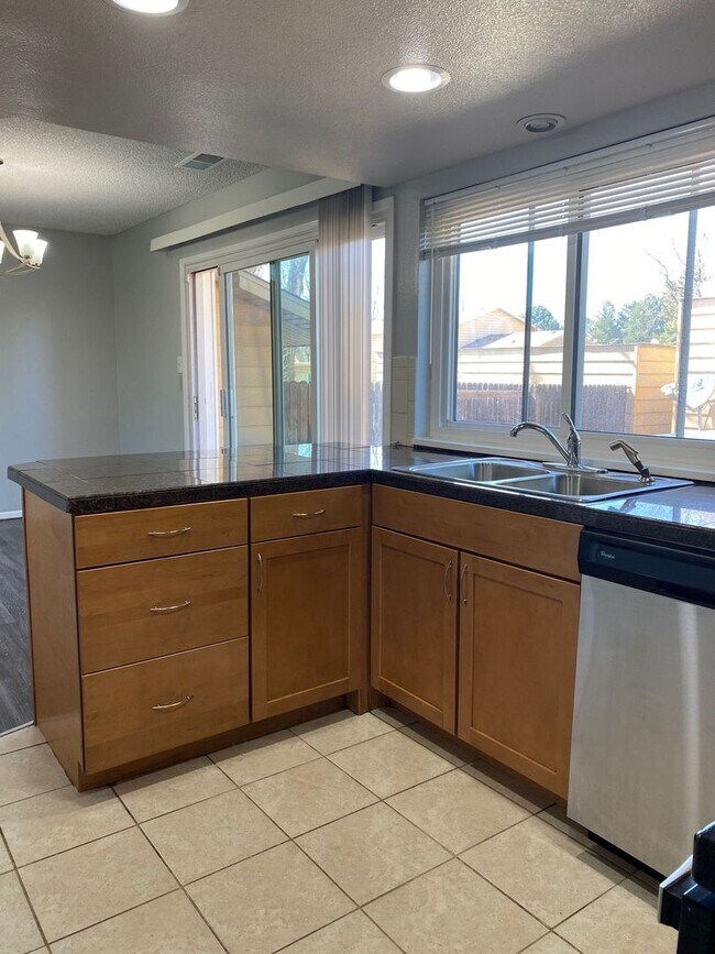 Building Photo - Amazing 3 Bed / 2.5 Bath Townhome in 1st V...