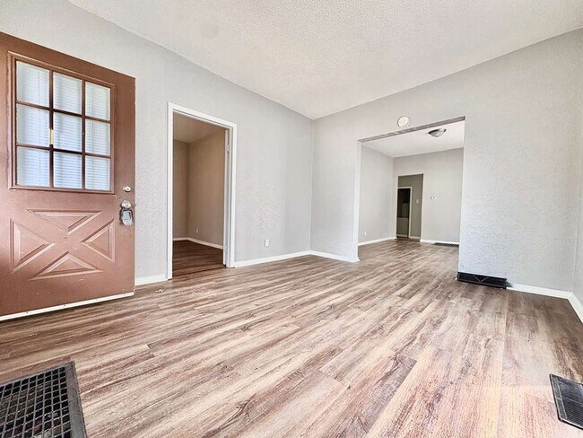 Foto del edificio - 3312 E Mishawaka Ave