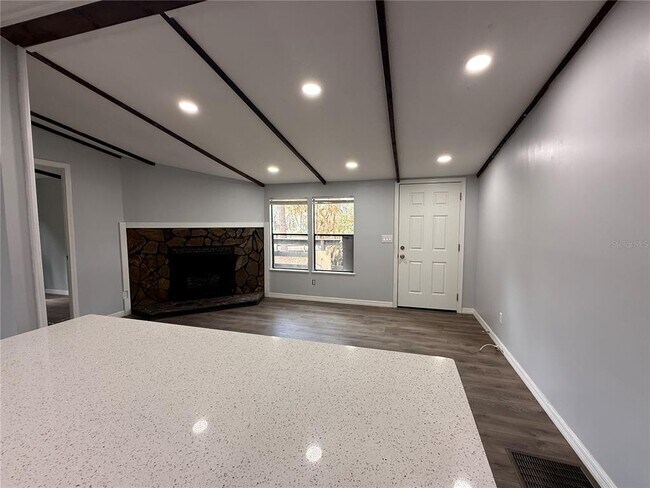 Building Photo - 8824 Overlook Dr