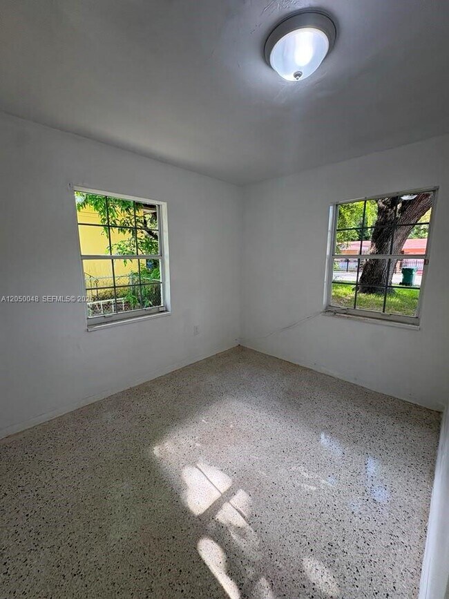 Building Photo - 475 NE 164th St