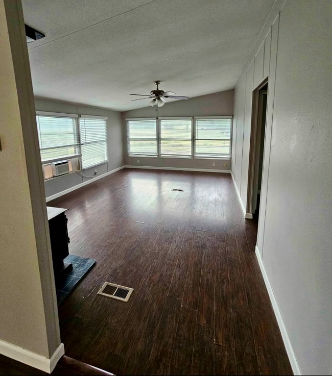 Foto del edificio - 6006 Pleasant Valley Rd