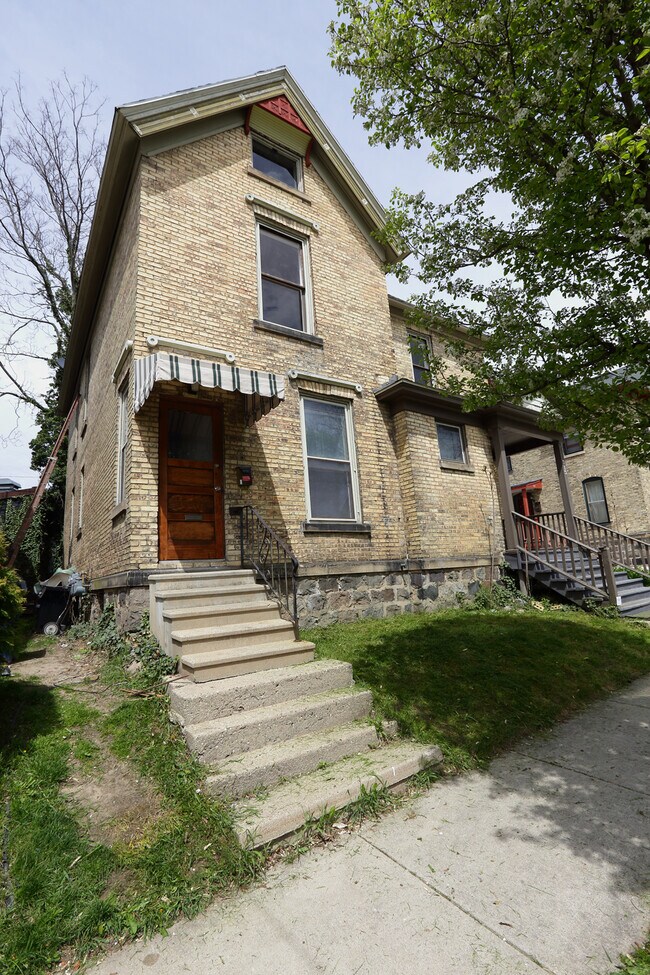 Building Photo - 315-2 Cherry St SE