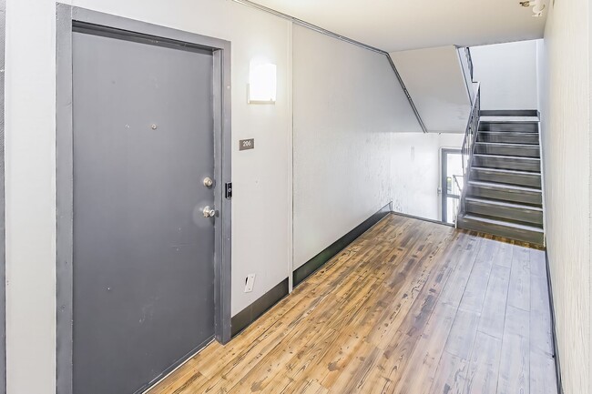 Building Photo - 2 Bedroom/1 Bathroom unit in Salt Lake City