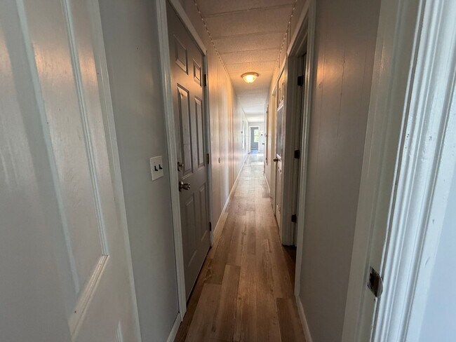 Building Photo - Spacious 3/2 available now!