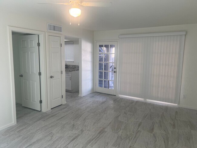 Foto del edificio - FULLY REMODELED 1 BED. APT. / AVAILABLE FO...