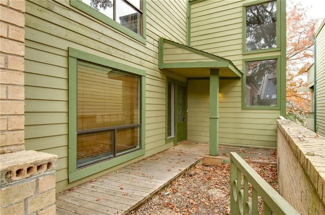 Building Photo - 732 The Heights Dr