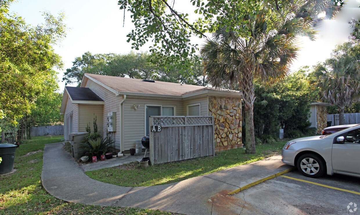Building Photo - 8370 Country Walk Dr