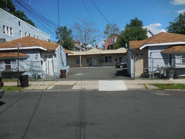 Building Photo - 441-447 E 30th St