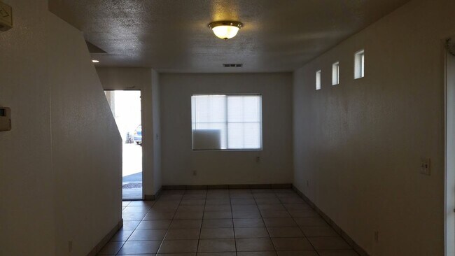 Foto del edificio - Spacious 4BD/3BA Home with Mountain Views ...