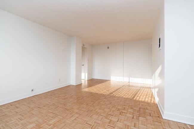 Building Photo - 551 Eglinton Ave E