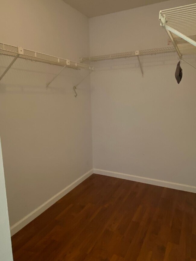 Foto del edificio - Spacious 3  Bedroom plus Den 3.5 baths 2 c...