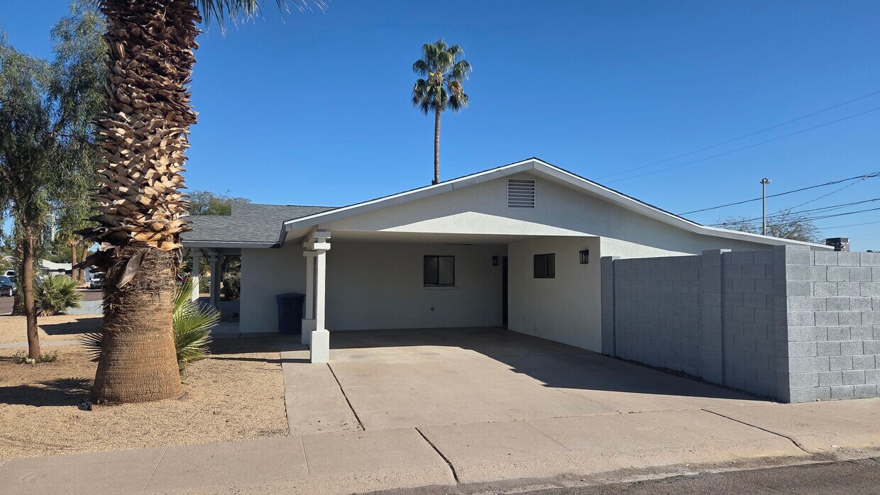 Building Photo - 1051 W 9th St