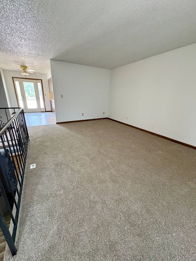 Building Photo - 3 bedroom 2 bathroom