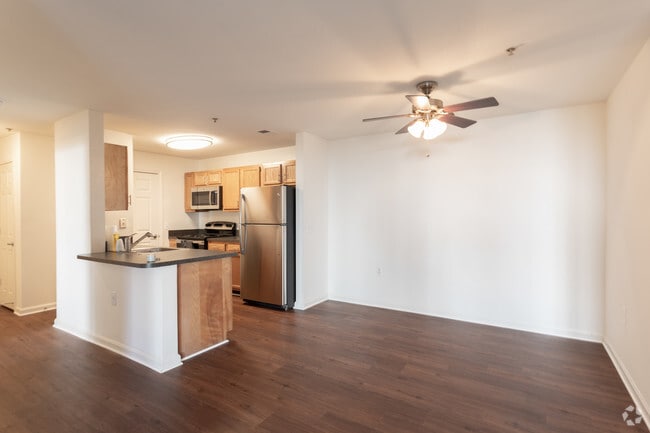 2BR, 2BA - 1,010 SF - Sanger Place