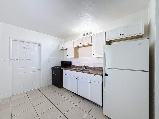 Foto del edificio - 2419 NW 6th Ct
