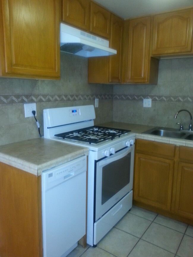 STOVE, MICROWAVE, DISHWASHER - 4616 Cahuenga Blvd