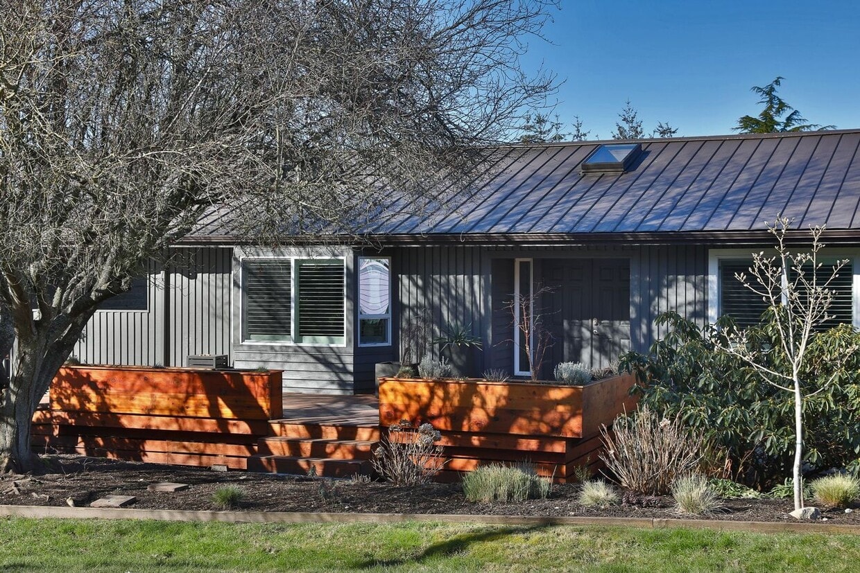 Primary Photo - One Of A Kind Freeland Home with Two Seper...