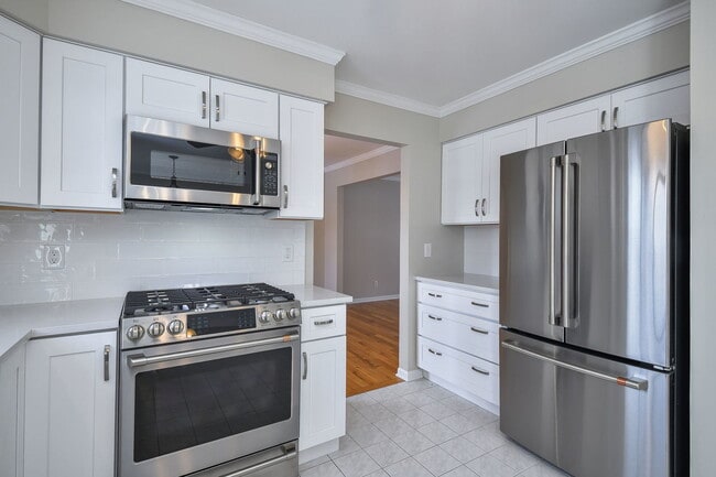 Building Photo - 389 Colonial Cir