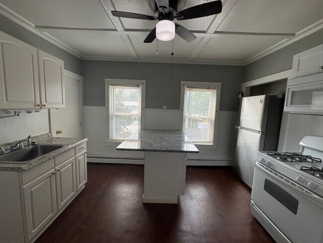 Foto del edificio - Updated Haverhill 2 Bedroom W/Yard | Avail...