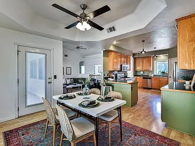 Foto del edificio - "Charming 4-Bed Oasis with Elegant Hardwoo...