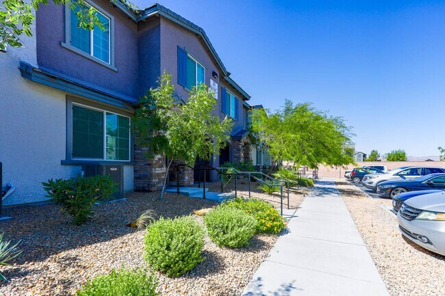 Foto del edificio - 3 Bed Townhome At Las Vegas Blv and St. Rose Pkwy