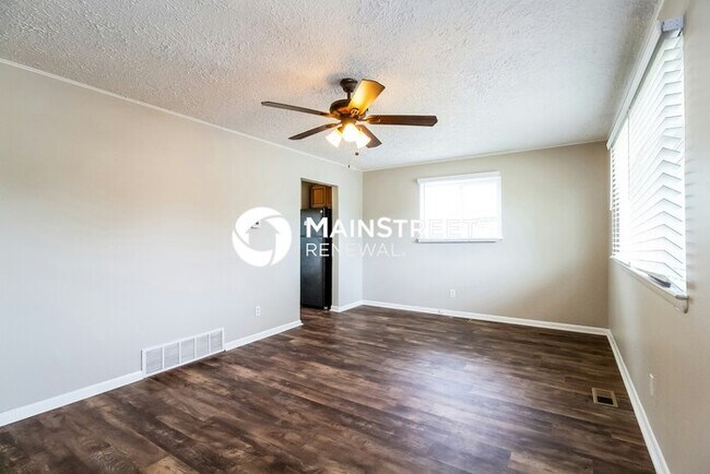 Foto del edificio - 4 Bedroom Pet-Friendly Home in Columbus, OH with Main Street Renewal