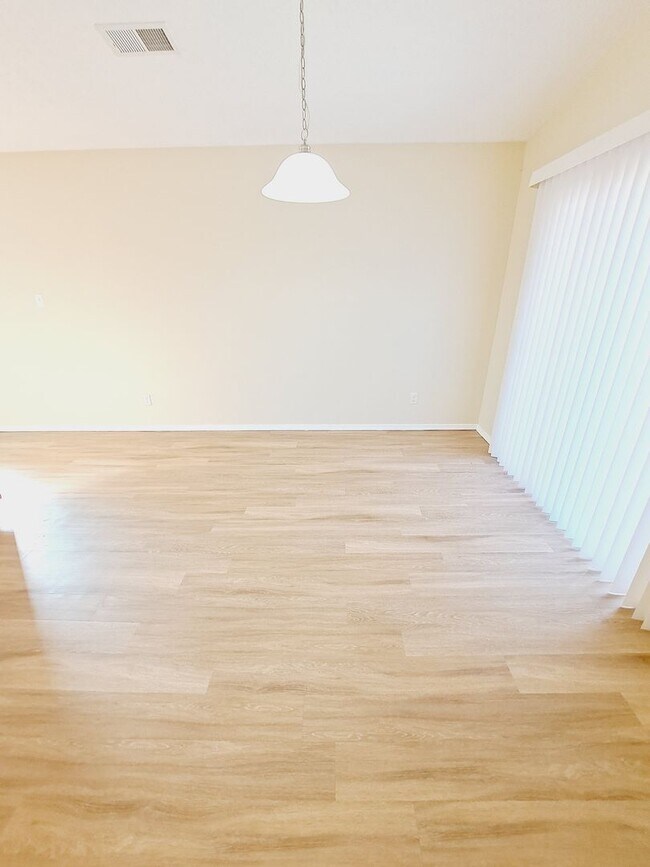 Foto del edificio - 2 Bedroom 1 Bathroom with Fenced in yard