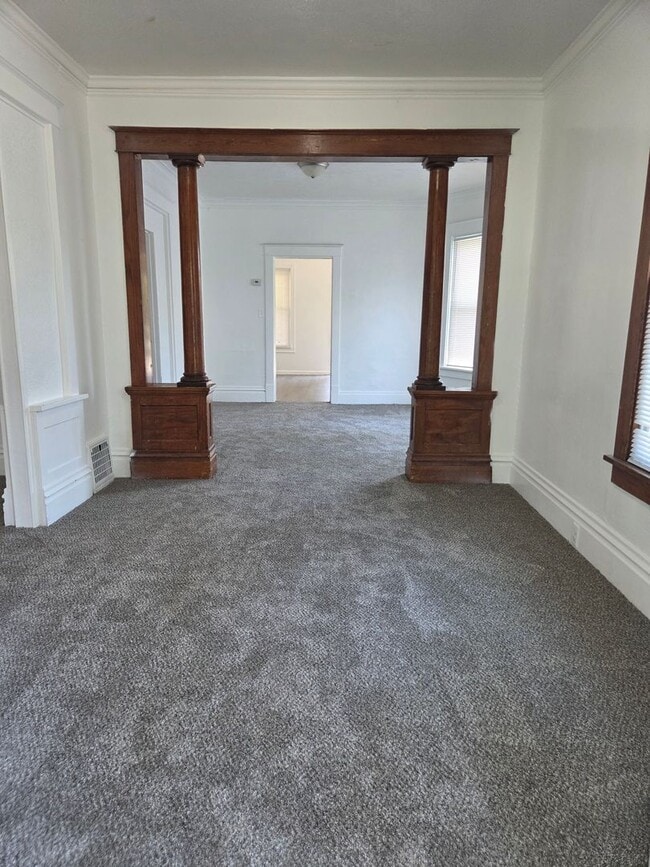 Building Photo - 3 Bedroom with New Flooring !