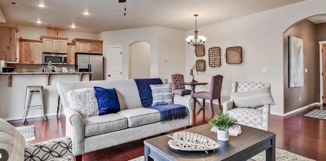 Foto del edificio - Charming Townhome located in a great area! Coming soon!