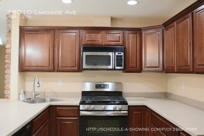 Foto del edificio - 4 bedroom in Canyon Country CA 91351
