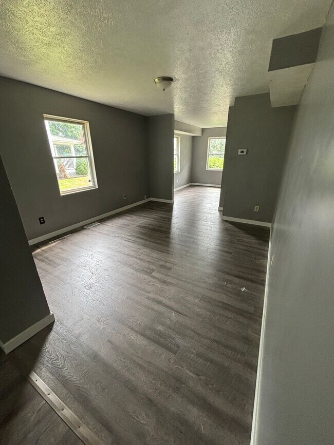 Building Photo - 2 bedroom townhome