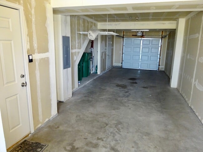 Building Photo - Spacious Two-Bedroom Townhouse with Attach...