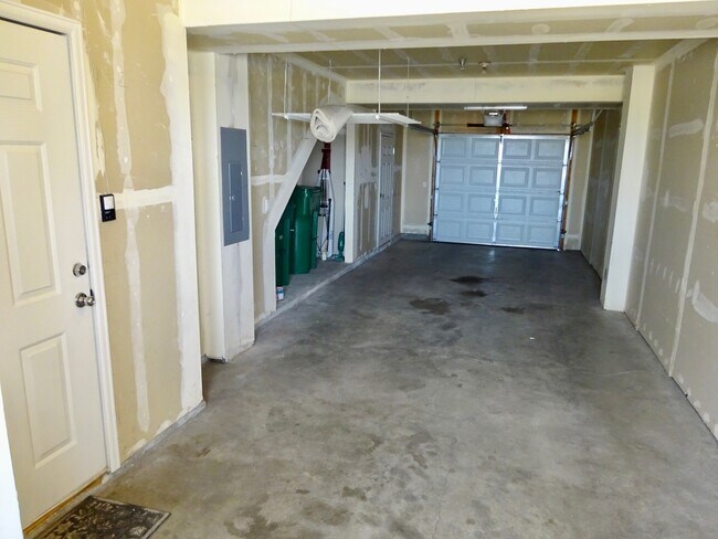 Foto del edificio - Spacious Two-Bedroom Townhouse with Attach...