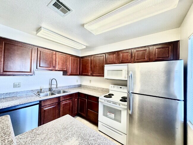 Foto del edificio - Las Vegas Guard-Gated Condo for Rent | 2 Bedroom Upstairs Unit | River Glen Community