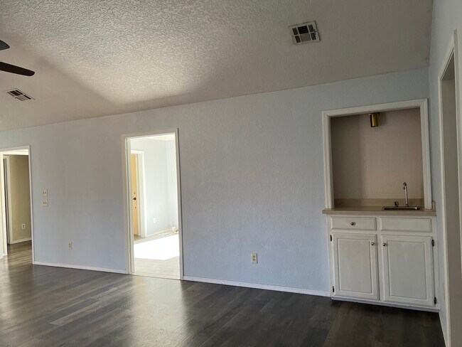 Building Photo - 2621 Northwood Ln