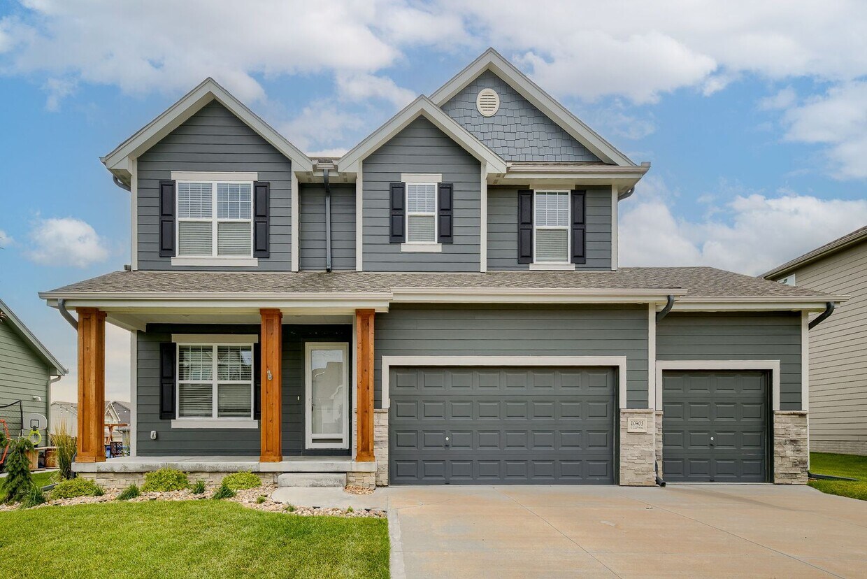 Primary Photo - 5 Bedroom Papillion Stunner!!