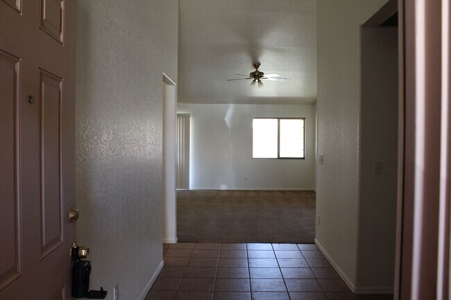 Foto del edificio - Welcome to this spacious 4 bedroom, 2 bathroom home just waiting for you!