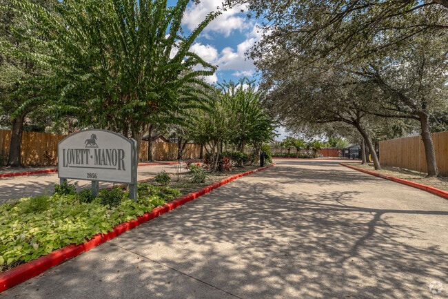 Señalización en la entrada - Lovett Manor