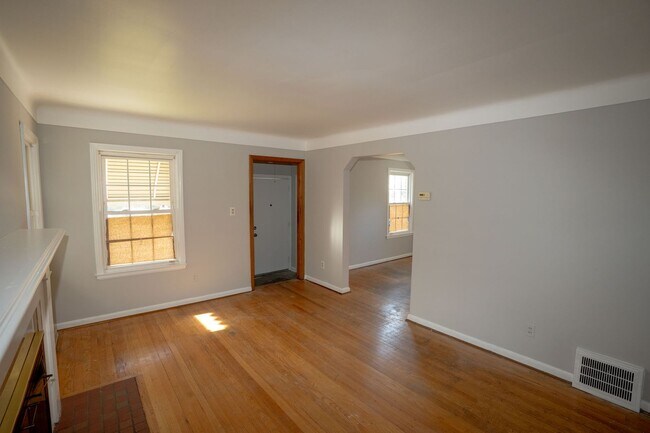 Building Photo - Update charming 3 bedroom bungalow