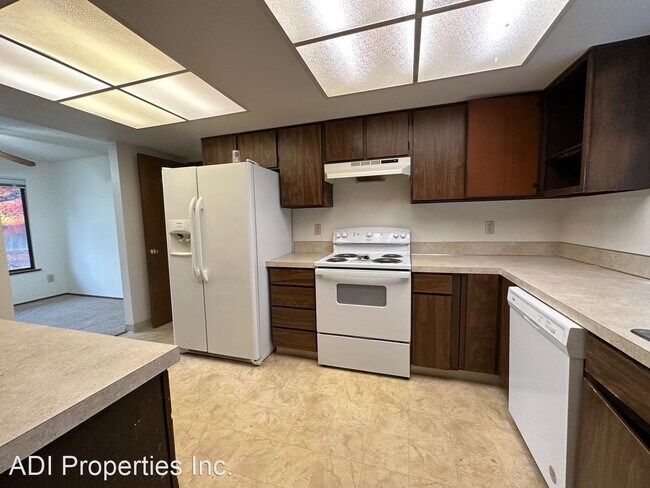 Building Photo - 3 br, 2 bath House - 945 SW Willow Creek Dr.